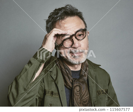 灰色背景中穿著休閒服的中代男子肖像 灰色背景中穿著休閒服的中代男子肖像 115607577