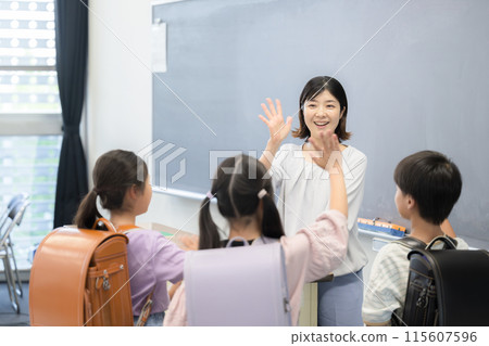 小學教室裡老師和學生告別 小學教室裡老師和學生告別 115607596