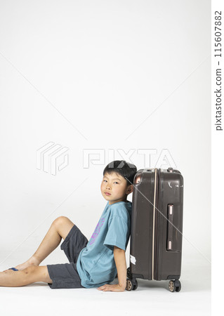 "Summer travel image" of an elementary school boy wearing summer clothes and carrying a suitcase 115607882