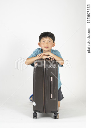 "Summer travel image" of an elementary school boy wearing summer clothes and carrying a suitcase 115607883