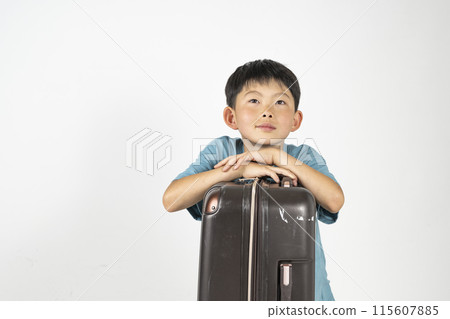 "Summer travel image" of an elementary school boy wearing summer clothes and carrying a suitcase "Summer travel image" of an elementary school boy wearing summer clothes and carrying a suitcase 115607885