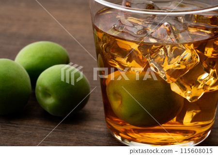 琥珀陳年梅酒和梅果 115608015