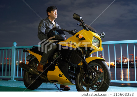 日本中年男子夜間在港口騎摩托車 115608358
