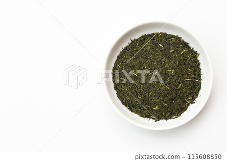 白色背景上的綠茶葉 115608850