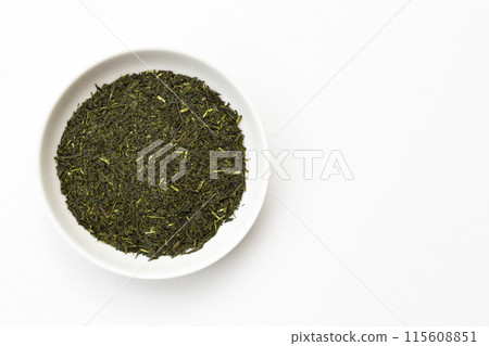 白色背景上的綠茶葉 115608851