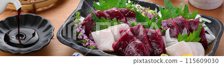 Minke whale lean meat and skin sashimi (not frozen) - local cuisine, Taiji, Wakayama Prefecture 115609030