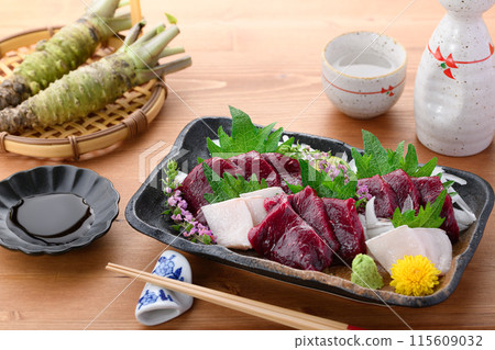 Minke whale lean meat and skin sashimi (not frozen) - local cuisine, Taiji, Wakayama Prefecture 115609032