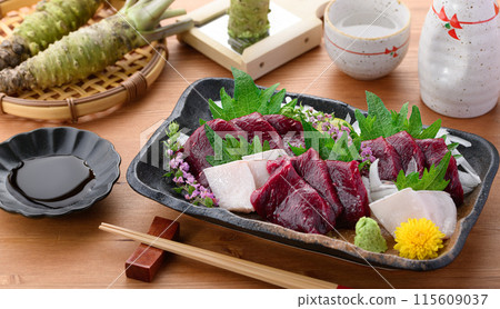 小鬚鯨紅肉真皮生魚片（未冷凍）鄉土料理，和歌山縣太地町 115609037