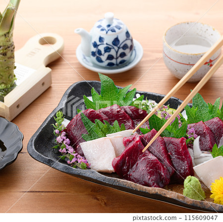 Minke whale lean meat and skin sashimi (not frozen) - local cuisine, Taiji, Wakayama Prefecture 115609047