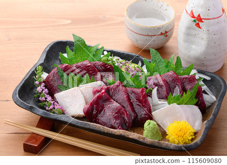 小鬚鯨紅肉真皮生魚片（未冷凍）鄉土料理，和歌山縣太地町 115609080