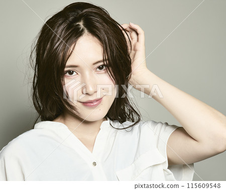 白色背景的年輕女士 白色背景的年輕女士 115609548