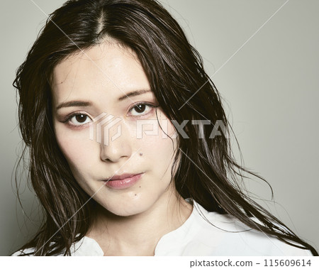 白色背景的年輕女士 白色背景的年輕女士 115609614