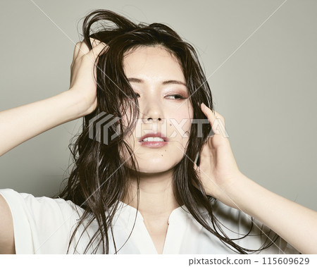 白色背景的年輕女士 115609629