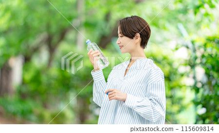婦女飲用水，新鮮的綠色植物 115609814