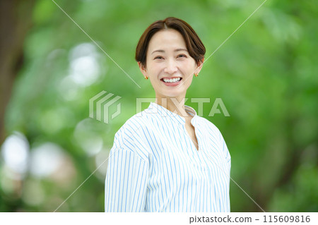 Title: Woman in the midst of fresh greenery - Beauty 115609816