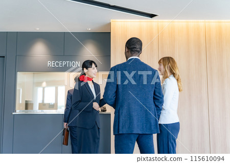 接待處接待外賓的女工作人員 115610094