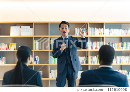 中年男子在大廳演講 中年男子在大廳演講 115610098