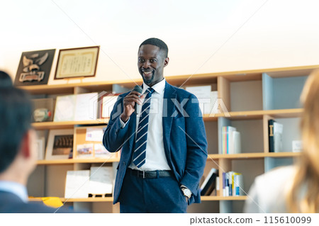 外國男子在大廳發表演講 115610099