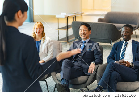 一群跨國商人聆聽演講 115610100