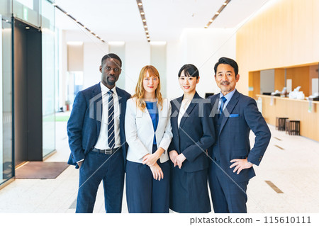 一群跨國商人在大廳排隊 一群跨國商人在大廳排隊 115610111