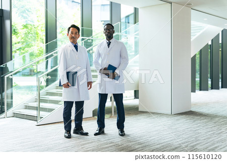 一群跨國研究人員和醫生在大廳排隊 115610120
