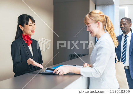 外國女性透過智慧型手機觸摸櫃檯付款 115610209