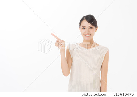 一個微笑的女人指向 一個微笑的女人指向 115610479