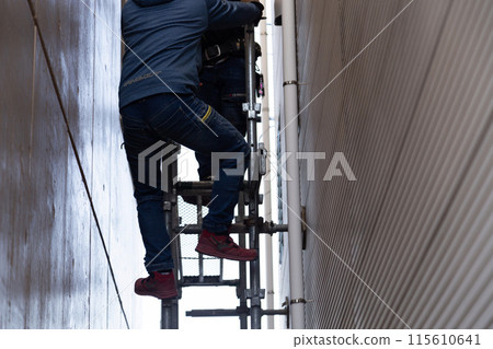 工人們正在搭建鷹架 115610641