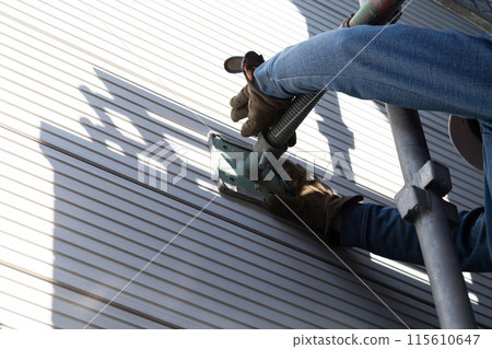 工人們正在搭建鷹架 115610647