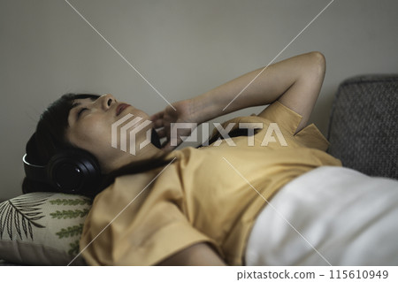 女人躺在沙發上聽音樂 115610949