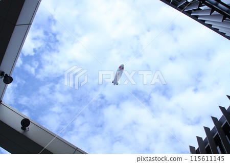 飛艇在建築物間遊動 飛艇在建築物間遊動 115611145
