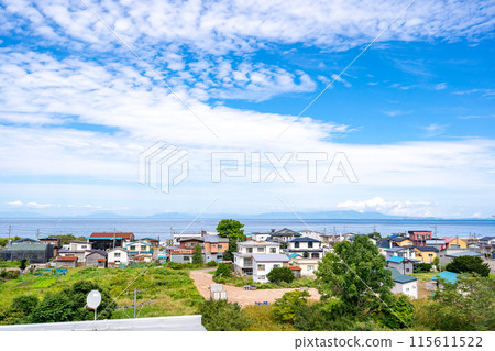 From the observation hall at Tsudoru Plaza Sawara Roadside Station, you can see Funka Bay, Mt. Yotei, Mt. Showa Shinzan, and the Shiratori Bridge. 115611522