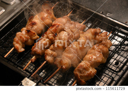 A scene of grilling yakitori at home 115611729
