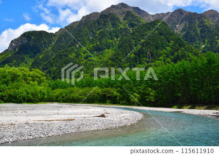 春天 上高地梓川 六百山 春天 上高地梓川 六百山 115611910