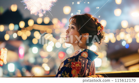 穿著和服的女士觀看煙火 115612170