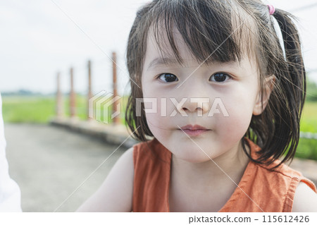 可愛的女孩走在花田裡 115612426