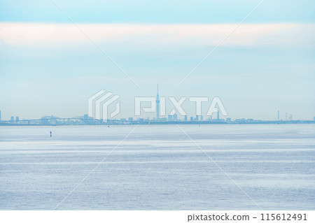 從東京灣 Aqua Line 上的海螢 (Umihotaru) 眺望東京港。可以看到天空樹的夢幻般的朦朧景觀。 從東京灣 Aqua Line 上的海螢 (Umihotaru) 眺望東京港。可以看到天空樹的夢幻般的朦朧景觀。 115612491