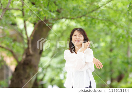 女性肖像清新綠色 115615184