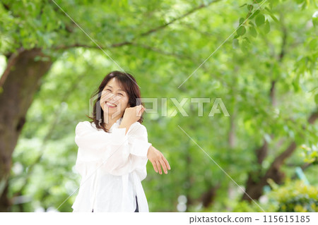 女性肖像清新綠色 115615185