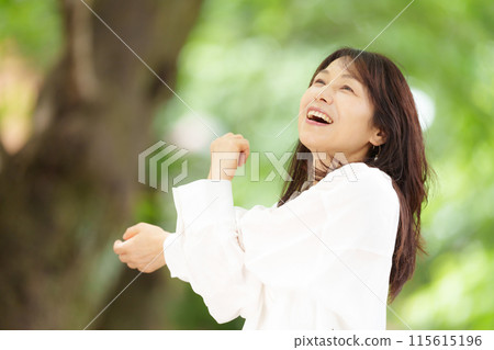 女性肖像清新綠色 115615196