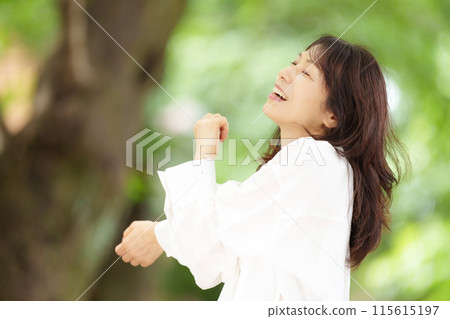 女性肖像清新綠色 115615197