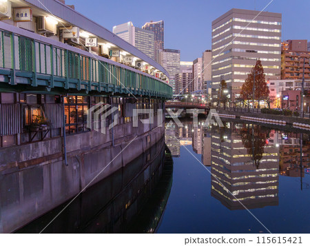 野毛，橫濱市，宮古橋商店街在晚上 115615421