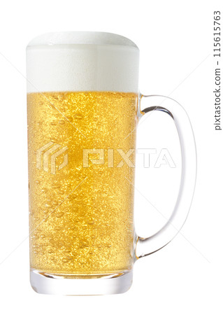 將生啤酒倒入玻璃杯中 115615763