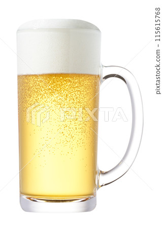 將生啤酒倒入玻璃杯中 115615768