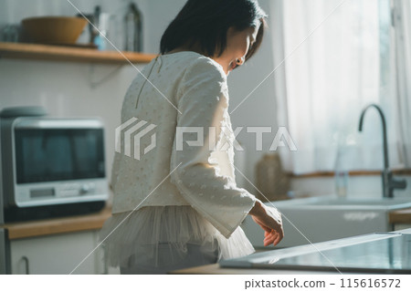 kitchen, kitchens, female 115616572