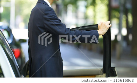 穿著西裝的年輕人開車 穿著西裝的年輕人開車 115616868