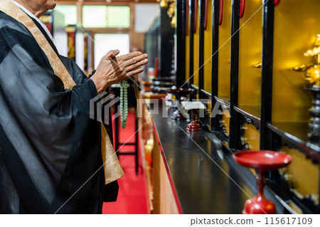 和尚在牌位堂祈福 115617109