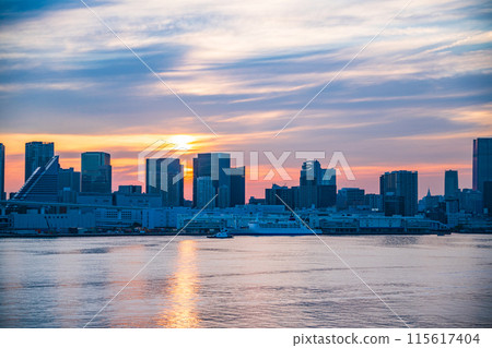 (Tokyo) View of Minato Ward and Tokyo Tower from the north promenade of Rainbow Bridge (Tokyo) View of Minato Ward and Tokyo Tower from the north promenade of Rainbow Bridge 115617404