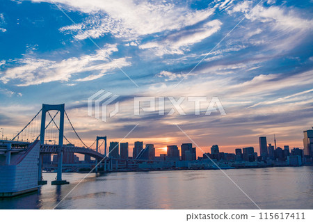 (東京)從彩虹橋北側長廊眺望港區和東京鐵塔 (東京)從彩虹橋北側長廊眺望港區和東京鐵塔 115617411