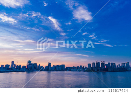 (Tokyo) View of Minato Ward and Tokyo Tower from the north promenade of Rainbow Bridge (Tokyo) View of Minato Ward and Tokyo Tower from the north promenade of Rainbow Bridge 115617424